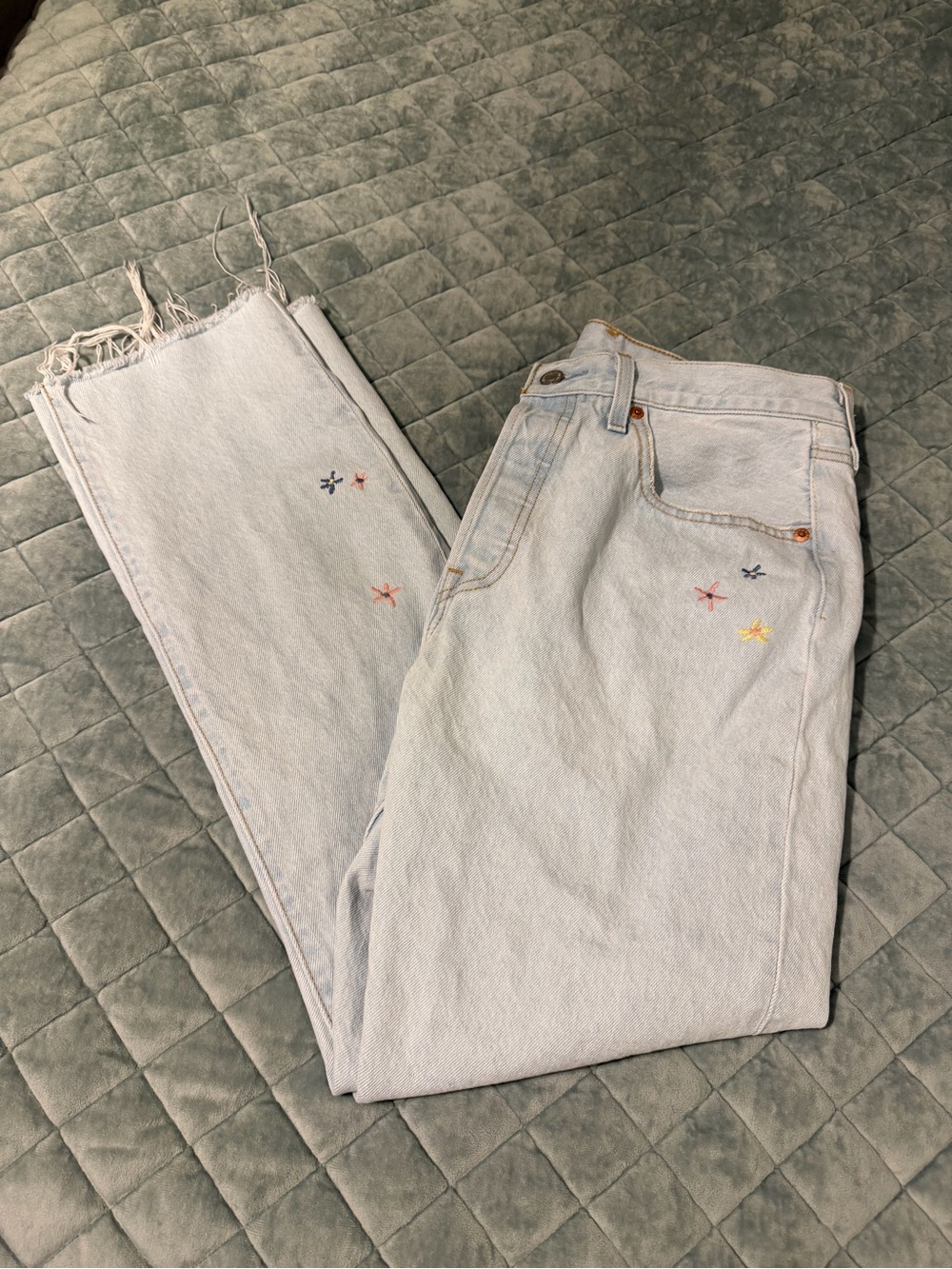 Levi's 501 Floral Embroidered Light Wash Jeans - size 30